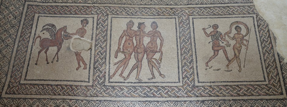 Mosaico de Pegaso, las tres Gracias y persecución entre el sátiro y la ninfa (Fuente Álamo, Puente Genil) - Carole Raddato..jpg