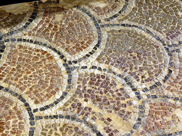 Detalle de escamas en teselas de mármol (Cehegín, Begastri)