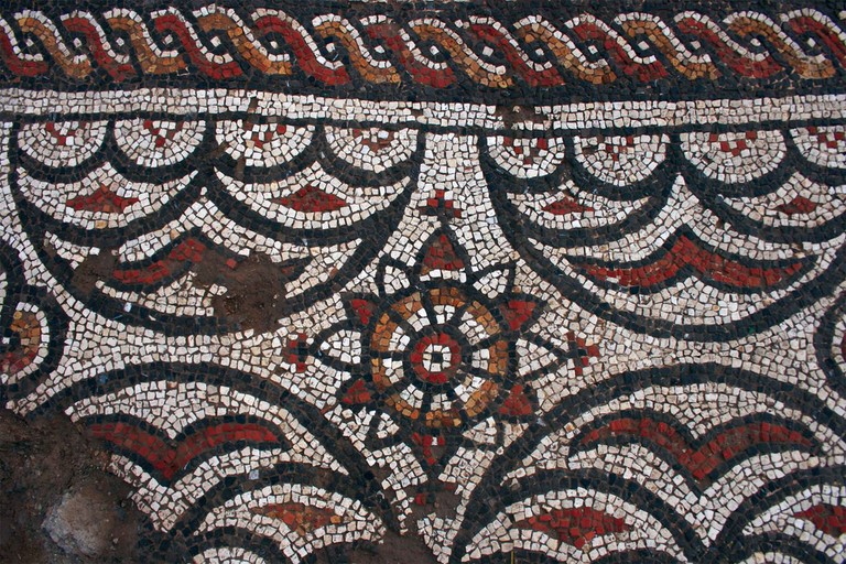 Detalle de mosaico con flor, peltas y sogueado (Mondragones)