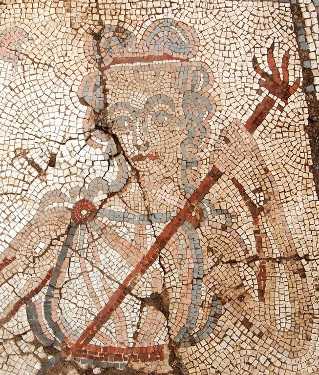 Detalle de figura a la derecha de Baco. Mosaico de Baco (Vale do Mouro)