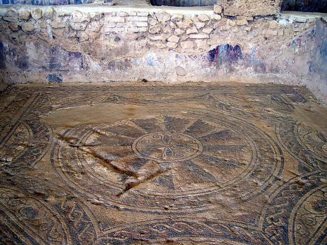 Mosaico con aspas centrales (Almedinilla, El Ruedo)