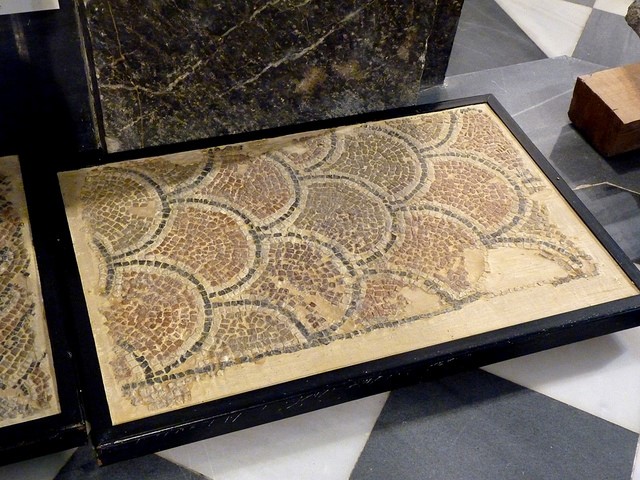 Mosaico con escamas en teselas de mármol (Cehegín, Begastri)