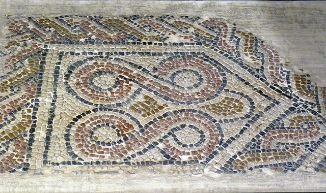 Mosaico con nudos en forma de ocho y en teselas de mármol (Cehegín, Begastri)