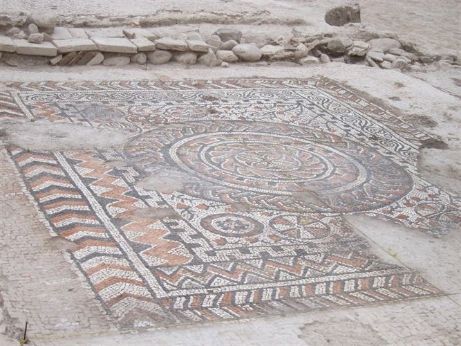 Mosaico con roseta central (Mondragones)