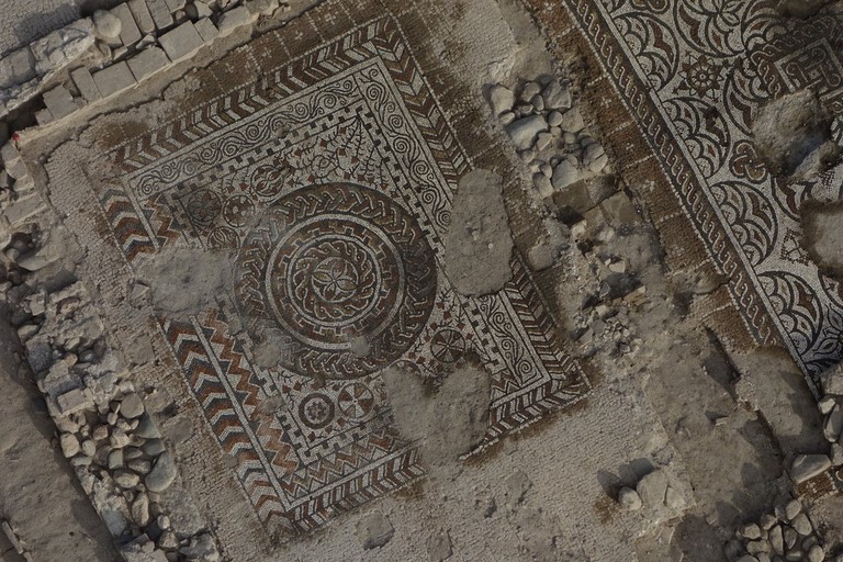 Mosaico con roseta central y flor cuatripétala (Mondragones)