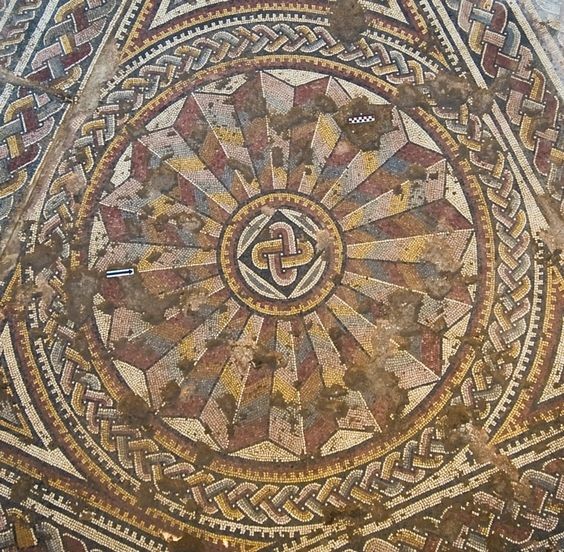 Posible mosaico del oecus con nudo de Salomón central (Rabaçal, Penela)