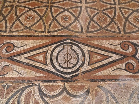 Mosaico geométrico con sello IRRICO (La Dehesa)